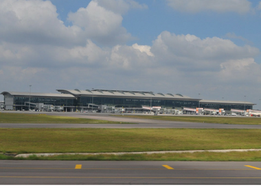 IndiGo woman staffer forces men who misbehaved with her at Hyderabad airport to touch her feet; video goes viral IndiGo woman staffer forces men who misbehaved with her at Hyderabad airport to touch her feet; video goes viral