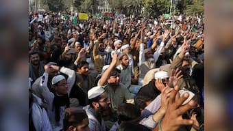 Islamabad protests: Pakistan government calls in army to help after police and Islamists clash, leaving four dead