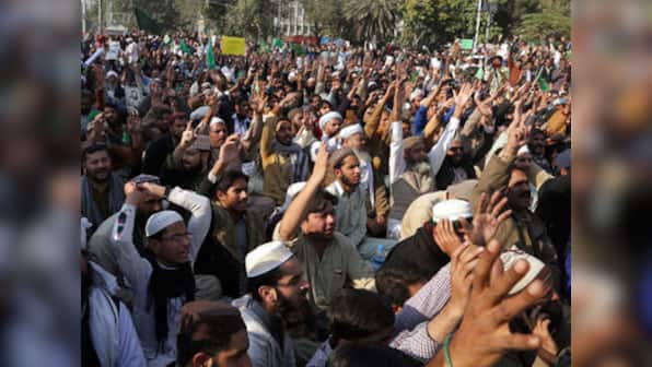 Islamabad protests: Pakistan government calls in army to help after police and Islamists clash, leaving four dead
