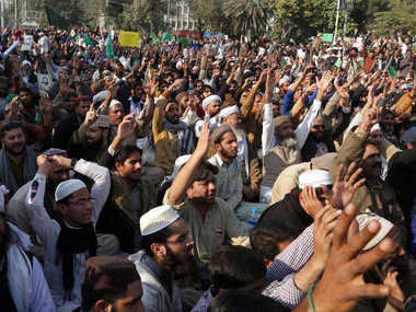 Islamabad protests: Pakistan government calls in army to help after police and Islamists clash, leaving four dead Islamabad protests: Pakistan government calls in army to help after police and Islamists clash, leaving four dead
