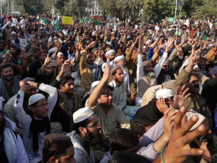 Islamabad protests: Pakistan government calls in army to help after police and Islamists clash, leaving four dead Islamabad protests: Pakistan government calls in army to help after police and Islamists clash, leaving four dead
