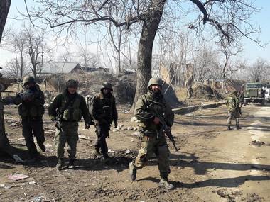 Mob attacks army convoy in Jammu and Kashmir's Badgam district even as encounter op continues; one injured Mob attacks army convoy in Jammu and Kashmir's Badgam district even as encounter op continues; one injured