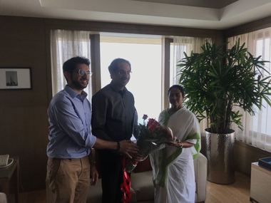 Uddhav Thackeray makes 'courtesy visit' to Mamata Banerjee, says West Bengal CM is a brave and powerful leader Uddhav Thackeray makes 'courtesy visit' to Mamata Banerjee, says West Bengal CM is a brave and powerful leader