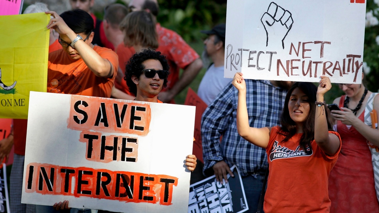 Pro-net neutrality Internet activists rally in the neighborhood where U.S. President Barack Obama attended a fundraiser in Los Angeles, California July 23, 2014. REUTERS/Jonathan Alcorn (UNITED STATES - Tags: CIVIL UNREST POLITICS SCIENCE TECHNOLOGY) - GM1EA7O0RCY01