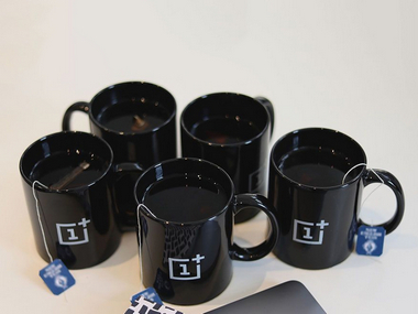 OnePlus 5T confirmed with a picture of five tea cups; the company talks about important of headphones OnePlus 5T confirmed with a picture of five tea cups; the company talks about important of headphones