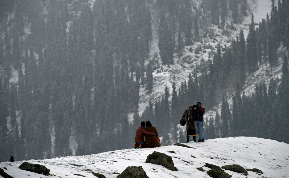 Jammu And Kashmir Receives Season's First Snowfall; Mercury Dips To ...