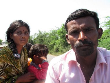 Marathwada Diary: Agrarian crisis forces 1 lakh farmers, labourers from Beed to sugarcane fields of Karnataka Marathwada Diary: Agrarian crisis forces 1 lakh farmers, labourers from Beed to sugarcane fields of Karnataka