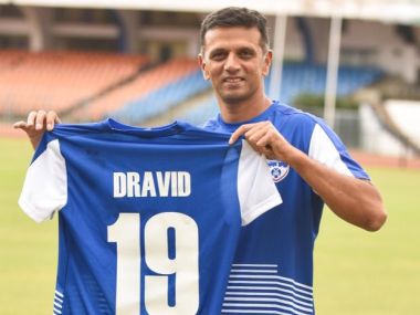Rahul Dravid poses with the Bengaluru FC Delhi. Image courtesy: Twitter @bengalurufc