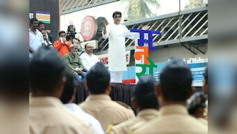 Amid Congress-MNS tussle over hawkers' eviction in Mumbai, Raj Thackeray meets Devendra Fadnavis to discuss issue