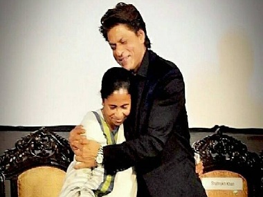 Shah Rukh Khan takes a backseat, rides to airport in Mamata Banerjee's Santro Shah Rukh Khan takes a backseat, rides to airport in Mamata Banerjee's Santro