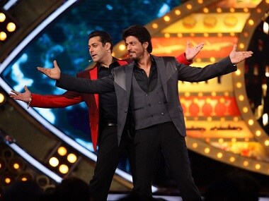 Shah Rukh Khan teaches Krushna his signature pose at Promotions of 'Fan' on  'Comedy Nights Bachao! Photo