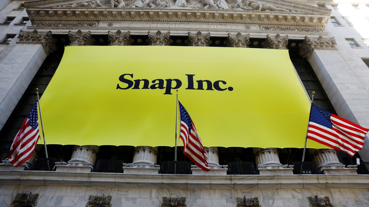 Snap Inc forecasts lower revenues in next quarter; Snapchat daily active users climbs to 210 million Snap Inc forecasts lower revenues in next quarter; Snapchat daily active users climbs to 210 million