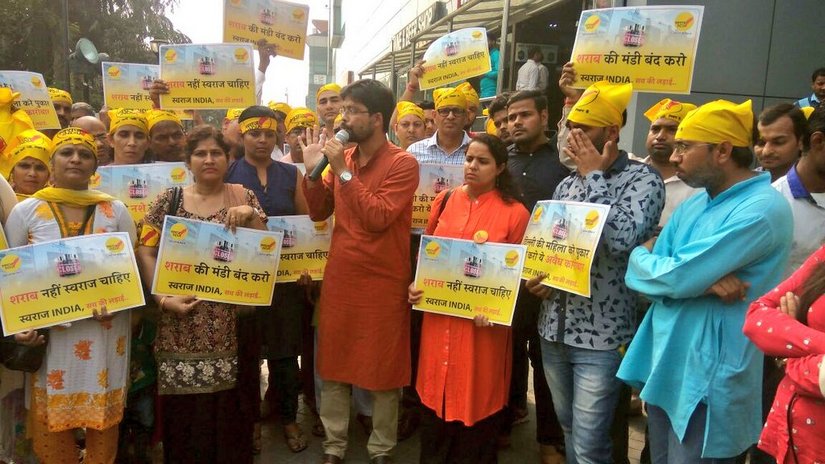 Swaraj India Delhi president Anupam along with volunteers demanding closing of liquor vend inside a shopping mall in Karkarduma, Delhi. Firstpost/Debobrat Ghose