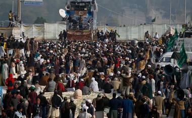Pakistan officials defer crackdown on protesters demanding removal of law minister Zahid Hamid