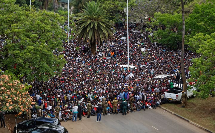 Thousands of Zimbabweans flood Harare's streets to celebrate imminent fall of Robert Mugabe Thousands of Zimbabweans flood Harare's streets to celebrate imminent fall of Robert Mugabe