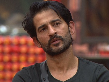 Bigg Boss 11, Episode 77, 17 December 2017: Salman Khan gets emotional as Hiten gets evicted Bigg Boss 11, Episode 77, 17 December 2017: Salman Khan gets emotional as Hiten gets evicted