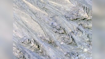 Features interpreted as liquid water flow on Mars may actually just be dust and sand: Study