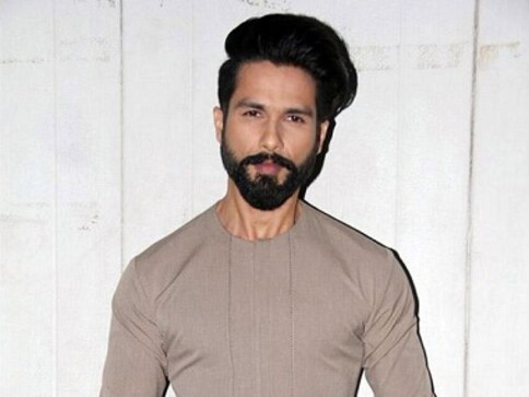 Jersey: Shahid Kapoor suffers injury on film's set in Chandigarh; returns to Mumbai with wife Mira Rajput Jersey: Shahid Kapoor suffers injury on film's set in Chandigarh; returns to Mumbai with wife Mira Rajput