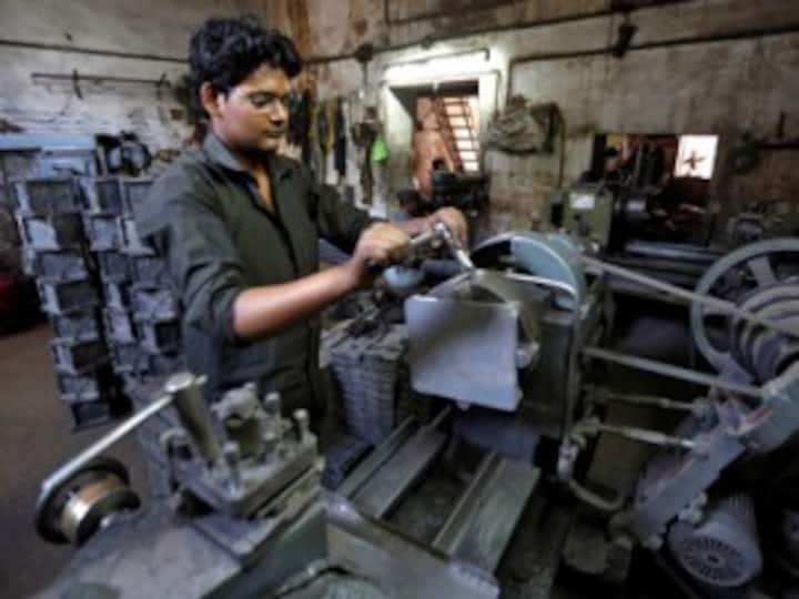 PMI: Manufacturing sector grew at a weaker pace in May, inflationary pressures pick up again amid rising oil prices