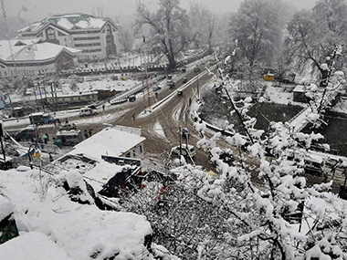 Kashmir sees fresh snowfall: Baramulla's Gulmarg ski resort records four inches; parts of Valley, including Srinagar, lashed by heavy rains Kashmir sees fresh snowfall: Baramulla's Gulmarg ski resort records four inches; parts of Valley, including Srinagar, lashed by heavy rains