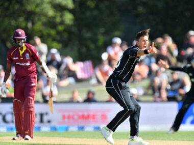 New Zealand’s Trent Boult (C) calls for a LBW appeal on West Indies batsman Ronsford Beaton (L) during the second one-day international (ODI) cricket match between New Zealand and the West Indies at Hagley Oval in Christchurch on December 23, 2017. / AFP PHOTO / Marty MELVILLE