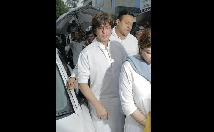 Shashi Kapoor cremated with state honours; Amitabh Bachchan, Shah Rukh Khan pay respects Shashi Kapoor cremated with state honours; Amitabh Bachchan, Shah Rukh Khan pay respects