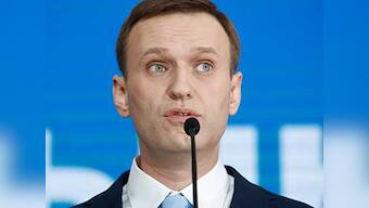 Thousands of Russians endorse Opposition leader Alexei Navalny to challenge Vladimir Putin in March vote