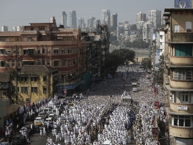 Dawoodi Bohra Muslims crowd around the vehicle carrying the body of their spiritual leader Syedna Mohamed Burhanuddin during his funeral procession in Mumbai January 18, 2014. Reuters