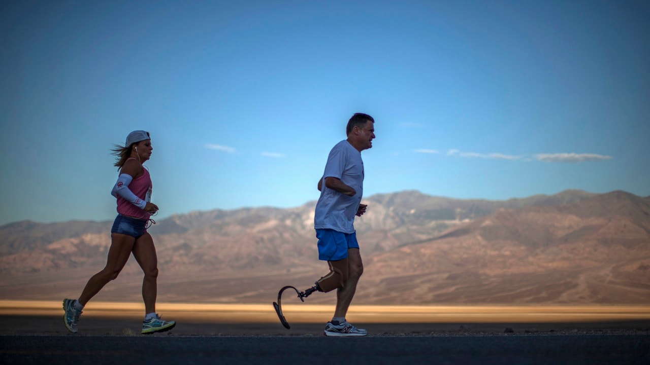 Lead lifestyle. Badwater Ultramarathon Ультрамарафон. Бэдуотер сверхмарафон. Долина смерти марафон. Забег в долине смерти.