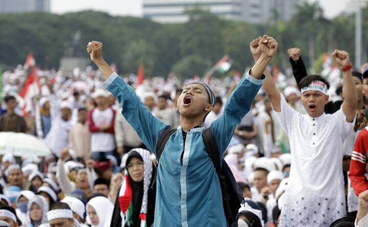 Thousands protest in Indonesia against Donald Trump's decision to recognise Jerusalem as Israel's capital