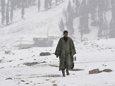 Kashmir valley receives heavy snowfall: Over 70 rescued after heavy rains closes Jammu-Srinagar highway Kashmir valley receives heavy snowfall: Over 70 rescued after heavy rains closes Jammu-Srinagar highway