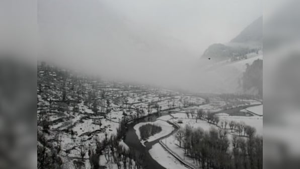 Indian Air Force airlifts 170 stranded people from Srinagar to Jammu amid heavy snowfall, avalanches along highway