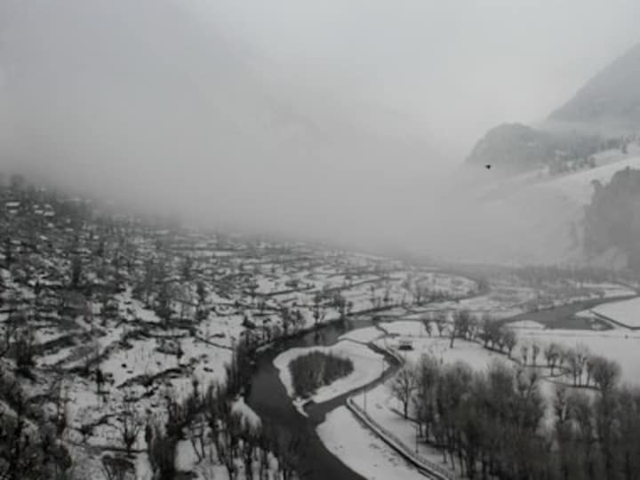 Indian Air Force airlifts 170 stranded people from Srinagar to Jammu amid heavy snowfall, avalanches along highway