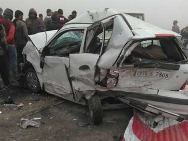 Lucknow-Agra Expressway accident: Dozen injured after car pile-up in Unnao due to fog Lucknow-Agra Expressway accident: Dozen injured after car pile-up in Unnao due to fog