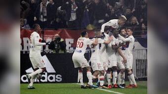 Ligue 1: Steve Mandanda's howler helps Lyon end Marseille's unbeaten run; Nice see off Bordeaux