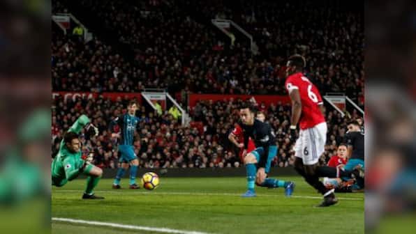 Premier League: Romelu Lukaku injured as Manchester United draw with Southampton; Liverpool beat Leicester