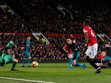 Premier League: Romelu Lukaku injured as Manchester United draw with Southampton; Liverpool beat Leicester