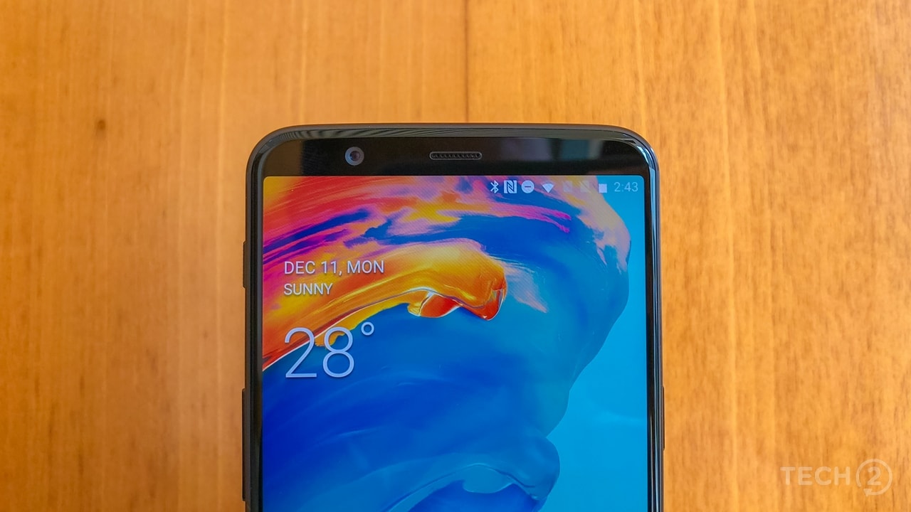 The 18:9 display looks great and performs leagues better than the one on the OnePlus 5.