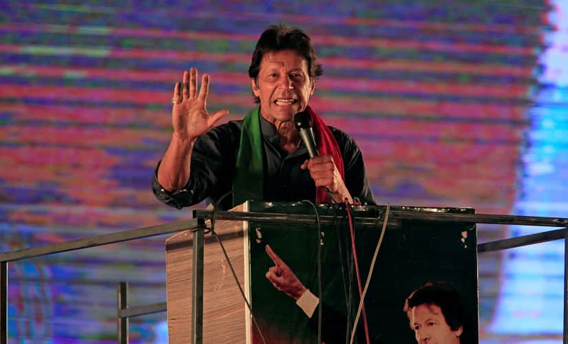 Imran Khan, chairman of the Pakistan Tehreek-e-Insaf (PTI) political party, speaks to his supporters during an anti-government protest in Islamabad, Pakistan April 28, 2017. REUTERS/Faisal Mahmood - RC13E7534200