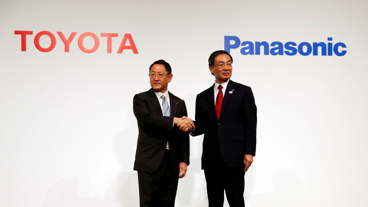 Toyota Motor Corp President Akio Toyoda (L) and Panasonic Corp President Kazuhiro Tsuga attend a photo session after a joint news conference in Tokyo, Japan, December 13, 2017. REUTERS/Toru Hanai - RC13E6049F60