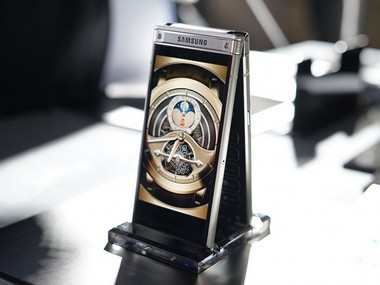 Samsung W2018 flip phone announced in China with a f/1.5 primary camera at a price of CNY 15,999 Samsung W2018 flip phone announced in China with a f/1.5 primary camera at a price of CNY 15,999