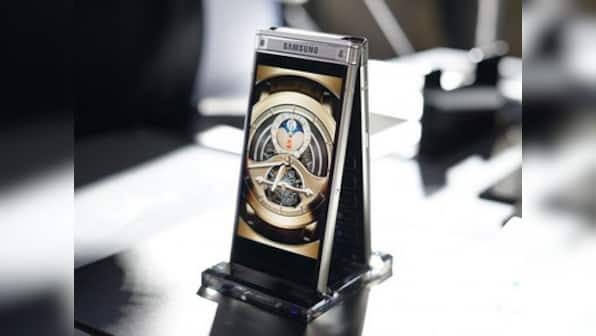Samsung W2018 flip phone announced in China with a f/1.5 primary camera at a price of CNY 15,999