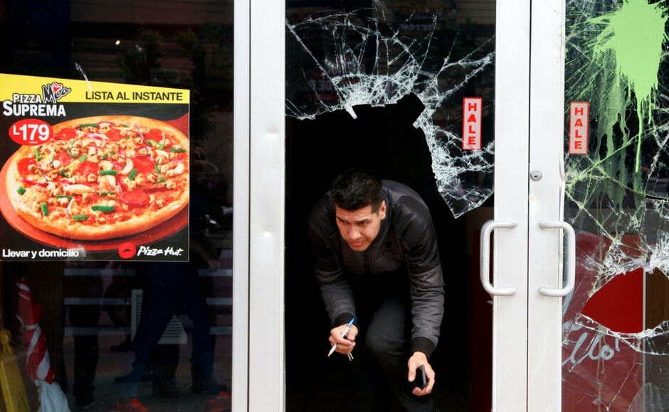 Police in Honduras have announced the arrest of 50 people participating in looting between Friday and Saturday. AP Police in Honduras have announced the arrest of 50 people participating in looting between Friday and Saturday. AP