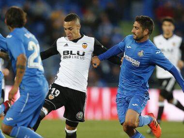 Valencia and Getafe players in action during the game. Image courtesy: @valenciacf_en