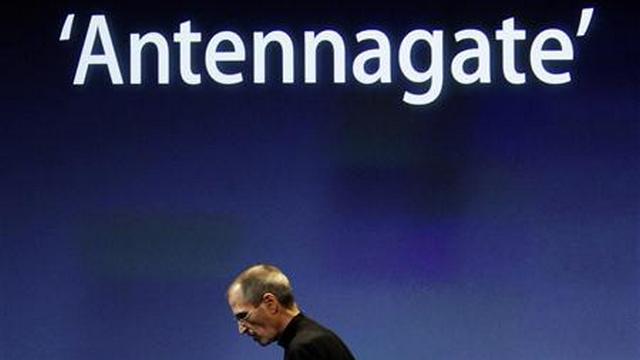 Apple CEO Steve Jobs appears on stage during a news conference at Apple headquarters in Cupertino, California, July 16, 2010. REUTERS/Kimberly White