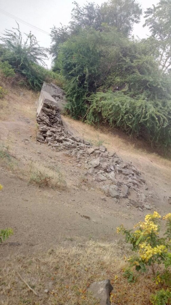 In Gondal’s PatKhilori village, 20 check dams, built one after another, have been languishing in a broken and deteriorated condition for years. (Image procured by author)