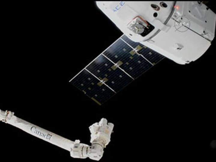 SpaceX Dragon docks into the ISS carrying a promise of better fiber optics, space beer and self assembling materials