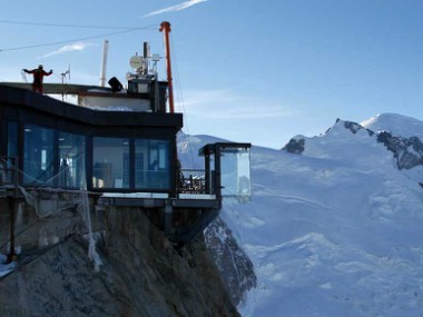 Hundreds of skiers trapped in gondola lifts in the French Alps, rescued after several hours Hundreds of skiers trapped in gondola lifts in the French Alps, rescued after several hours