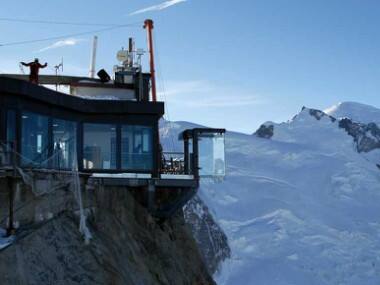 Hundreds of skiers trapped in gondola lifts in the French Alps, rescued after several hours