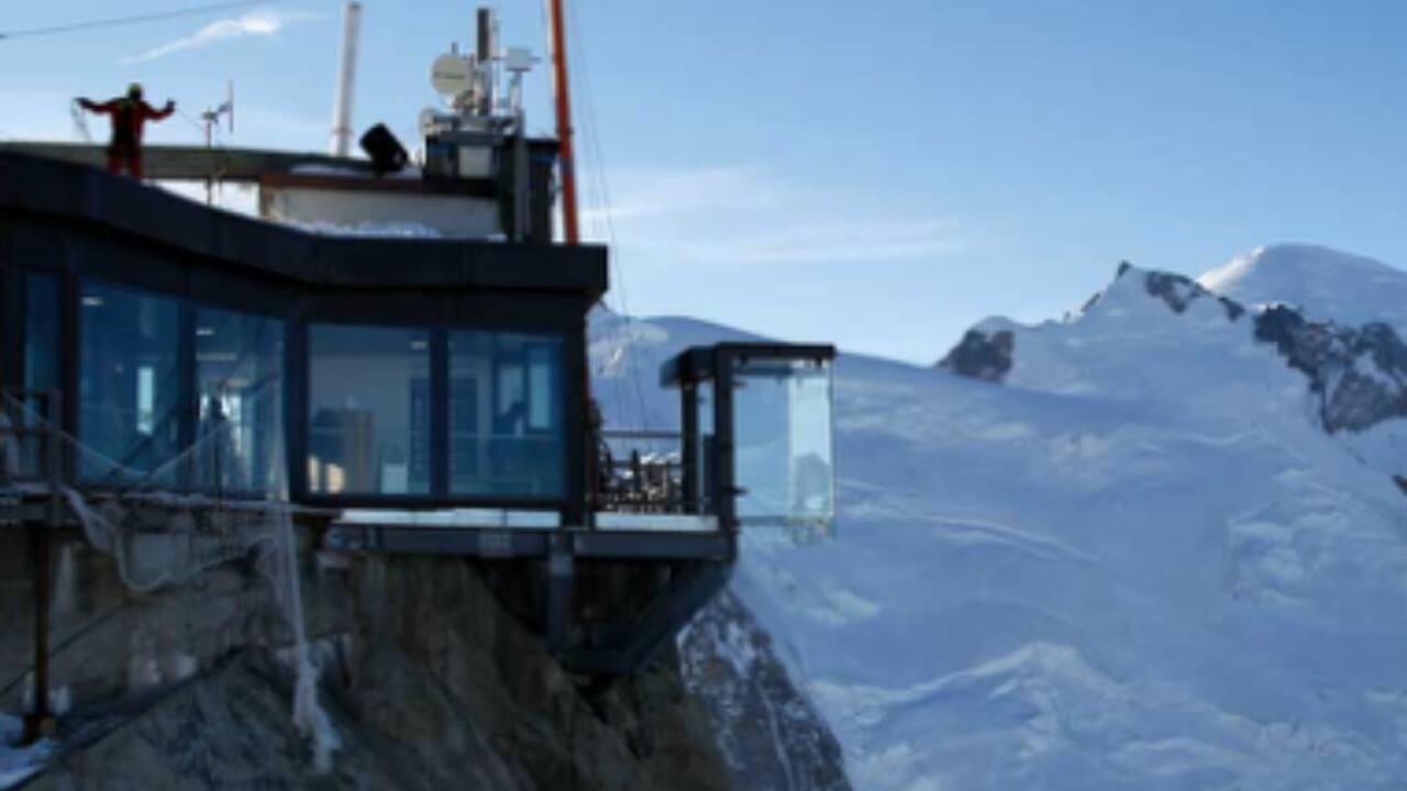 Hundreds of skiers trapped in gondola lifts in the French Alps, rescued